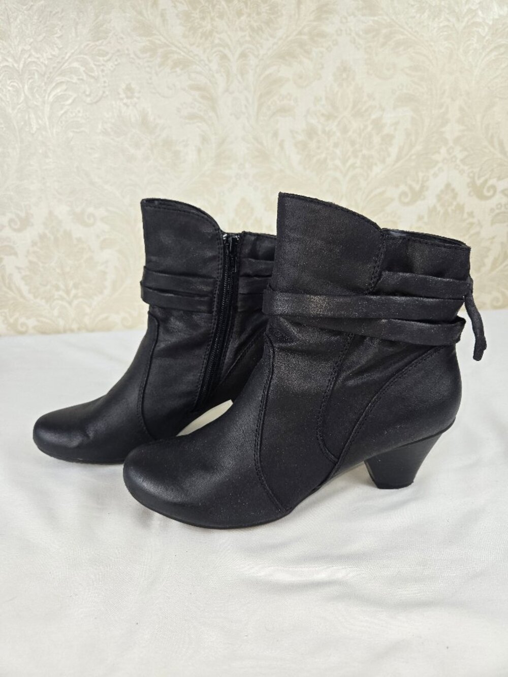 Bear Traps Size 6-1/2M Renew Black Heeled Ankle Boots Side Zip Decorative Straps